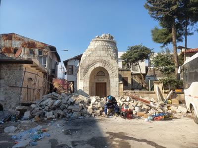 <p><strong>5.</strong> Antakya, Sarımiye Camisinin deprem sonrası  görünümü <br /> 	Fotoğraf: K. Güler</p>